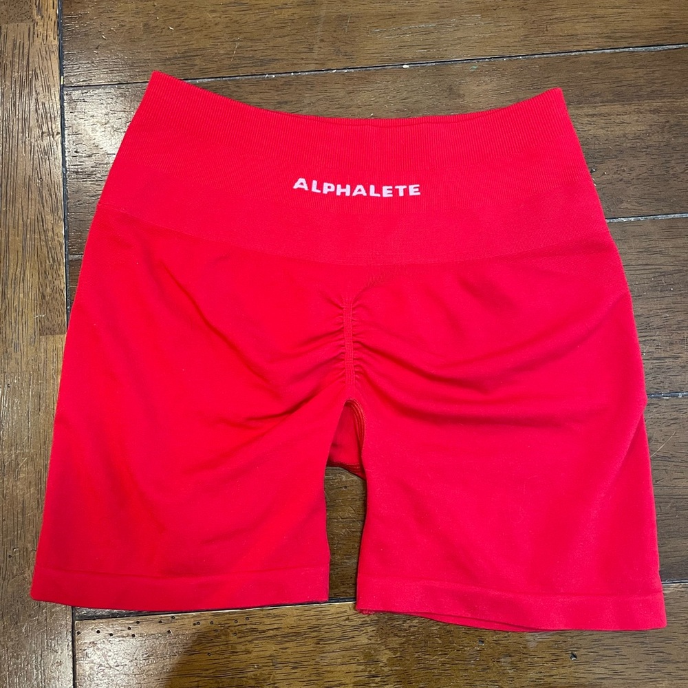 Alphalete Amplify Short - 4.5” NWOT

RARE color - Formula Red

Size - M
